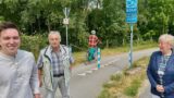 Tobias Holz und Günther und Doris Schmand (v.l.) vor der Einmündung des Emscherwegs in Schüren.