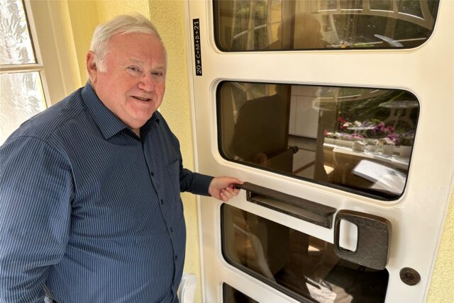 Harald Zahn zeigt seinen Briefschlitz