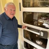 Harald Zahn zeigt seinen Briefschlitz