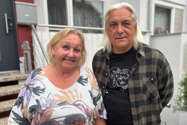 Birgit und Udo Krause stehen vor ihrem Haus an der Kirchstraße in Castrop-Rauxel.