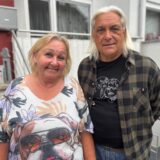 Birgit und Udo Krause stehen vor ihrem Haus an der Kirchstraße in Castrop-Rauxel.