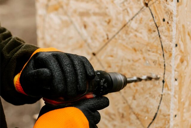Eine Bohrmaschine im Einsatz an einer Holzwand