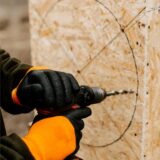 Eine Bohrmaschine im Einsatz an einer Holzwand