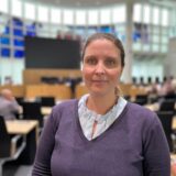 Eine Frau aus Dortmund steht im Ratssaal des Rathauses.