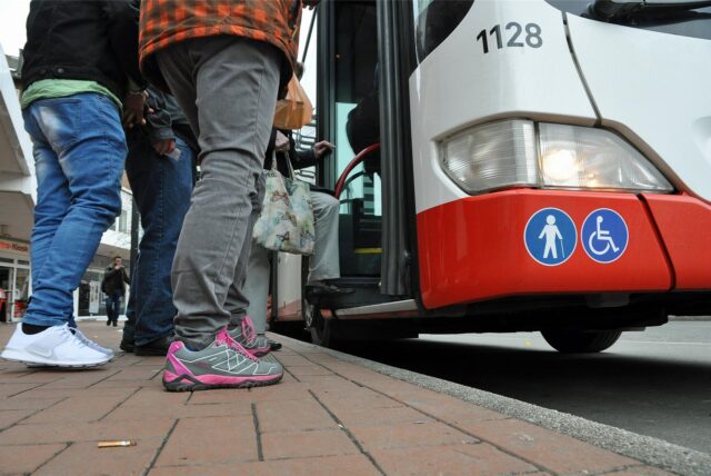 Fahrgäste steigen in Castrop-Rauxel in einen Bus der Vestischen ein