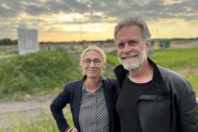 Stefanie Hugot und Heinz Aarsen vor dem Baufeld des Industriegebiets Im Dicken Dören an der Stadtgrenze von Dortmund und Waltrop.