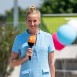Moderatorin Andrea Kiewel steht im „ZDF-Fernsehgarten“ und lächelt in die Kamera.