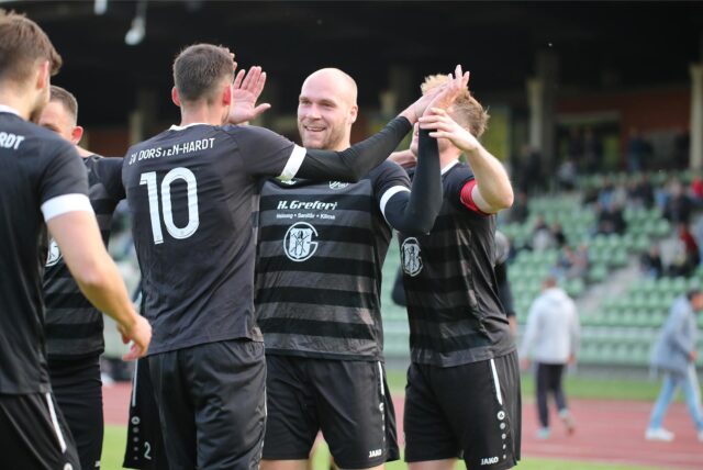 Lukas Mateta feiert mit Vorlagengeber Jannis Scheuch sein Tor gegen den FC 96 Recklinghausen.