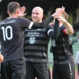 Lukas Mateta feiert mit Vorlagengeber Jannis Scheuch sein Tor gegen den FC 96 Recklinghausen.