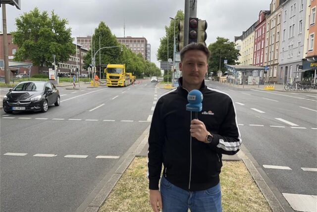 Reporter Tim Hübbertz steht auf der Kreuzung Hohe Straße am Polizeipräsidium Dortmund.