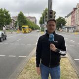 Reporter Tim Hübbertz steht auf der Kreuzung Hohe Straße am Polizeipräsidium Dortmund.