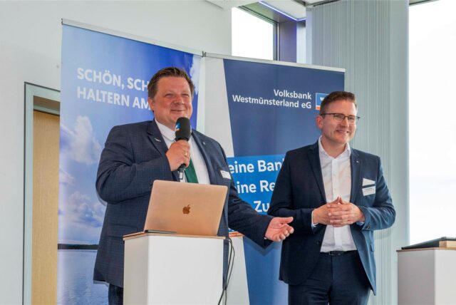 Halterns Bürgermeister Andreas Stegemann (links) und Henning Henke, Vorstand der Volksbank Westmünsterland.