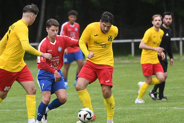 Robin Franke (rotes Trikot) und der FC Castrop-Rauxel spielen in der Bezirksliga 10 noch um den Aufstieg mit.