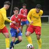 Robin Franke (rotes Trikot) und der FC Castrop-Rauxel spielen in der Bezirksliga 10 noch um den Aufstieg mit.