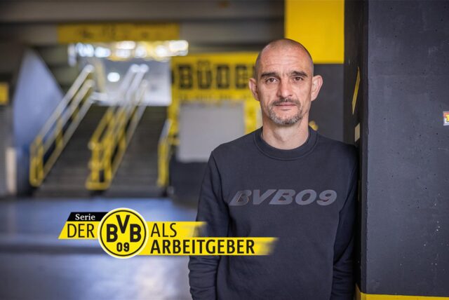 Sebastian Walleit, Fanbeauftragter des BVB, steht am Aufgang zu einer Tribüne im Signal Iduna Park.