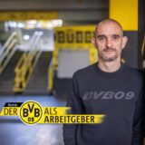 Sebastian Walleit, Fanbeauftragter des BVB, steht am Aufgang zu einer Tribüne im Signal Iduna Park.