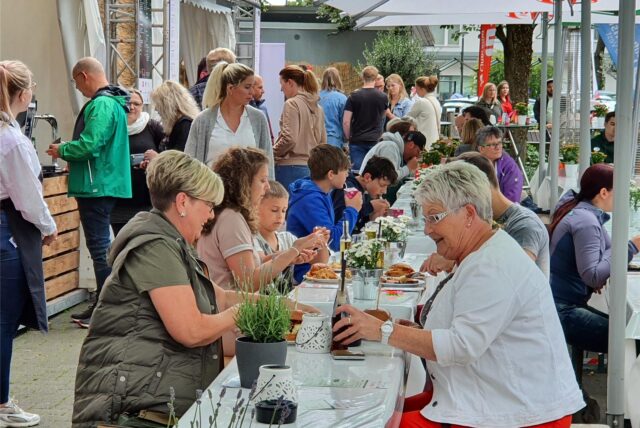 Menschen bei OE schlemmt essen