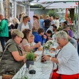 Menschen bei OE schlemmt essen