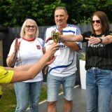 Thino Tyzner (2.v.r) nimmt den Pokal für den Gewinner des Bundesliga-Tipps entgegen.