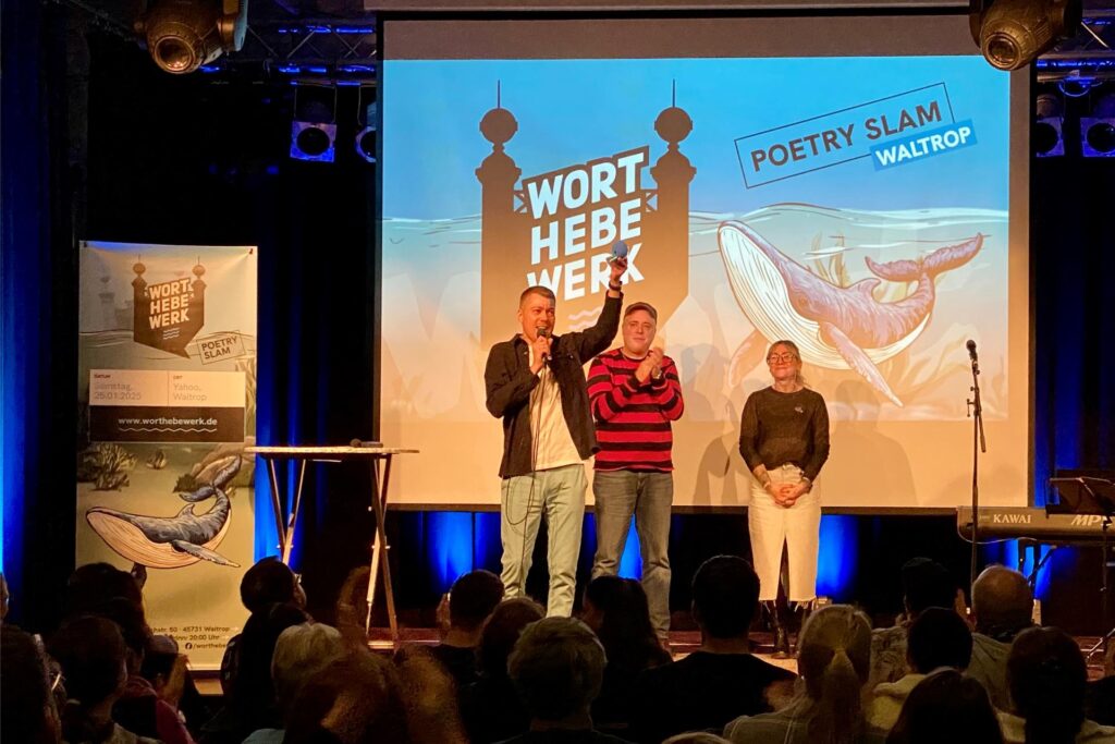 Teilnehmer und Veranstalter auf der Bühne beim Poetryslam in Waltrop Teilnehmer und Veranstalter auf der Bühne beim Poetryslam in Waltrop