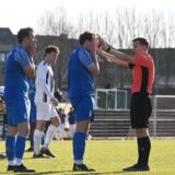 Spieler mit Händen vor dem Gesicht