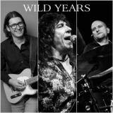 Montage von drei Musikern in Schwarz-Weiß-Fotos.