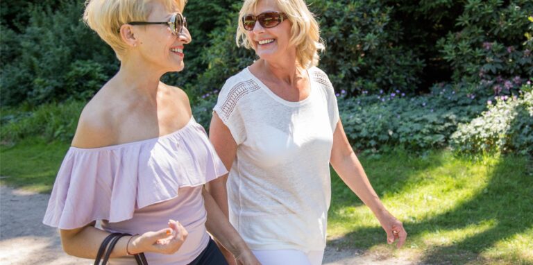 Soziale Kontakte fördern die geistige Fitness und das Wohlbefinden.