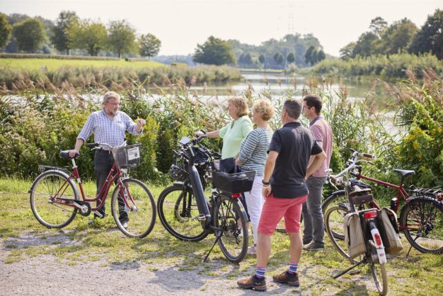 Herbert Niewerth erklärt den teilnehmenden Radfahrern auf der Tour die Geschichte des Kanals