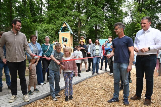 Kinderbürgermeisterin Mia Henkel und Kinderbürgermeister Elyas Ahmetovic schnitten das symbolische Band durch.