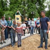Kinderbürgermeisterin Mia Henkel und Kinderbürgermeister Elyas Ahmetovic schnitten das symbolische Band durch.