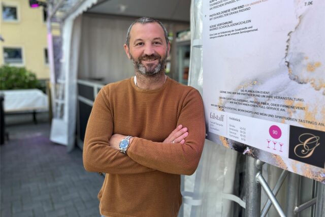 Sascha Jantos steht vor seinem Gourmet-Zelt auf dem Hünenplatz in Oer-Erkenschwick.