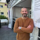 Sascha Jantos steht vor seinem Gourmet-Zelt auf dem Hünenplatz in Oer-Erkenschwick.