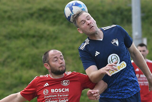 Michael Esser (r.) spielt beim VfR Rauxel.