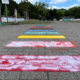 Der neue Regenbogen-Zebrastreifen im Freizeitpark Brassert ist schon in der ersten Nacht von Unbekannten übersprüht worden.