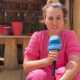 Kita-Leiterin Marie Büning sitzt vor einem der Spielhäuser auf dem Außengelände der Kita Senfkorn in Haltern.