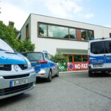 Fahrzeuge der Polizei stehen vor einer Schule im Berliner Bezirk Spandau. Ein schwer verletzter Zwölfjähriger sei dort gefunden worden und zur Operation und weiteren stationären Behandlung in ein Krankenhaus gebracht worden.