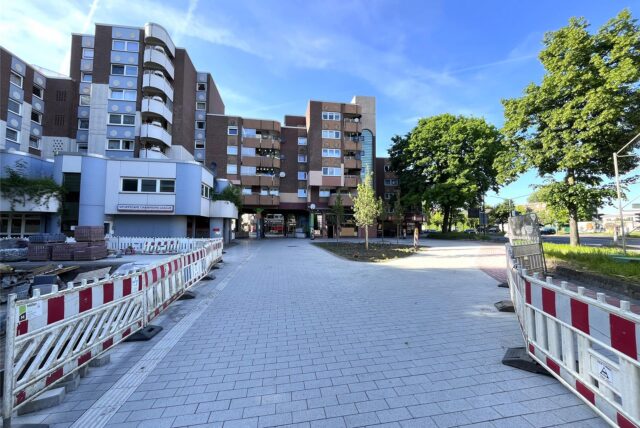 Am Bramhügel Herten ist der Weg bereits fertig gepflastert, man hat neu gepflanzte Bäume