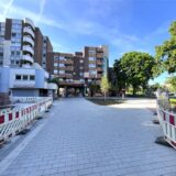 Am Bramhügel Herten ist der Weg bereits fertig gepflastert, man hat neu gepflanzte Bäume