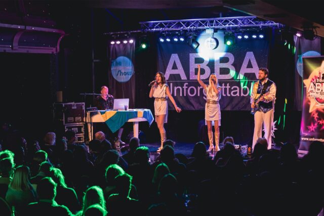 ABBA Unforgettable stehen vor Publikum auf der Bühne.