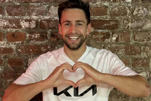 Kevin Kenzlers macht ein Herz