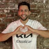 Kevin Kenzlers macht ein Herz
