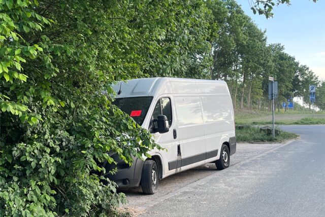 Dieser weiße Fiat Ducato steht am Recklinghäuser Rodelberg. Auf dem Fenster prangt ein roter Aufkleber des Kommunalen Ordnungsdienstes.