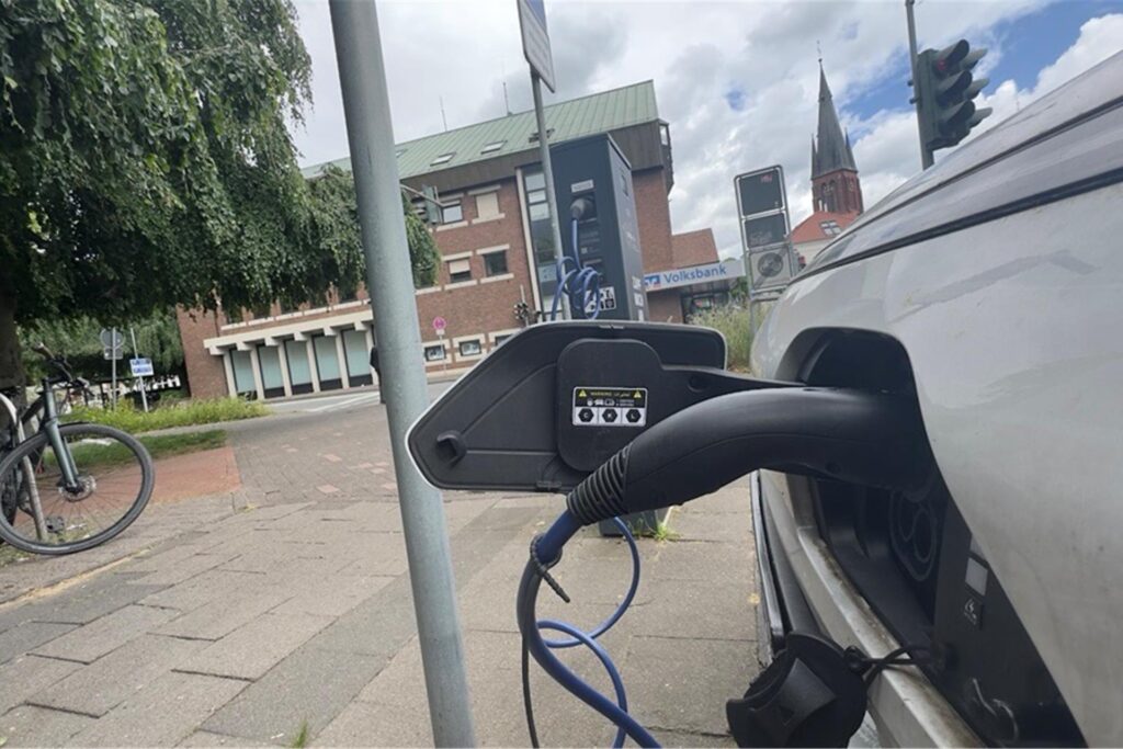 Ein E-Auto lädt an einer Ladesäule auf Ein E-Auto lädt an einer Ladesäule auf