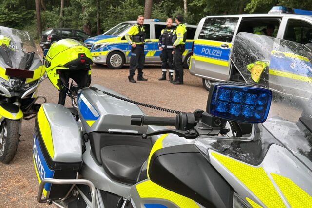 Polizeibeamte auf einem Parkplatz.