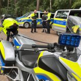 Polizeibeamte auf einem Parkplatz.