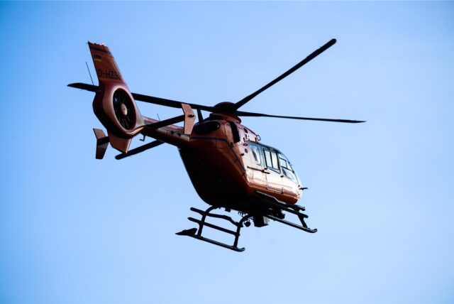Ein Hubschrauber der Luftrettung im Einsatz.