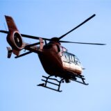 Ein Hubschrauber der Luftrettung im Einsatz.