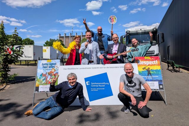 Bei der Programmvorstellung: (oben v.l.) Katja Düppe,  Dirk van Buer (beide Sparkassenstiftung Castrop-Rauxel), WLT-Intendant Ralf Ebeling, Martin Zill (Sparkassenstiftung Castrop-Rauxel), Maja Kost (Auszubildende beim WLT), (unten v.l.) WLT-Direktor Günter Wohlfarth  und Tankred Schleinschock (Musikalischer Leiter).