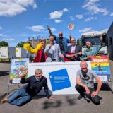 Bei der Programmvorstellung: (oben v.l.) Katja Düppe,  Dirk van Buer (beide Sparkassenstiftung Castrop-Rauxel), WLT-Intendant Ralf Ebeling, Martin Zill (Sparkassenstiftung Castrop-Rauxel), Maja Kost (Auszubildende beim WLT), (unten v.l.) WLT-Direktor Günter Wohlfarth  und Tankred Schleinschock (Musikalischer Leiter).