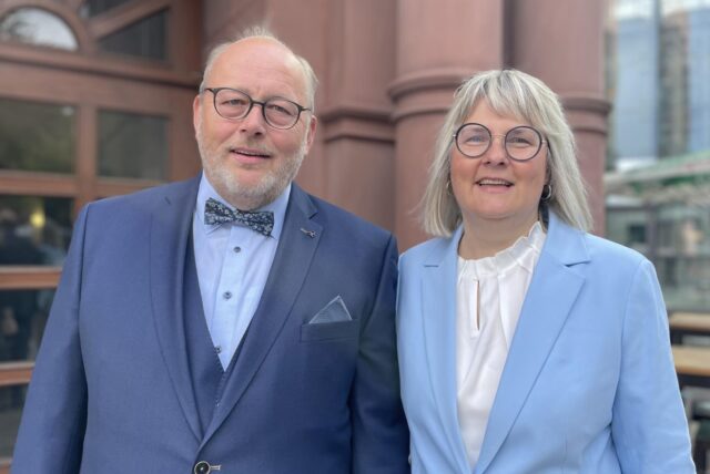 Markus und Kirsten Wolf vor dem Dortmunder Standesamt.